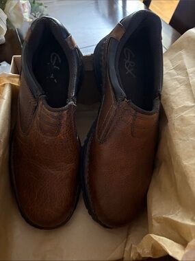 Men’s GBX Brown Shoes - Size 7.5. NWT